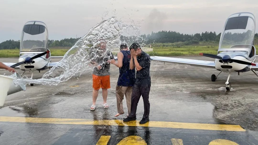 冲上云霄！湖南山河通航学员成功单飞 (金牌影院电视剧在线观看)