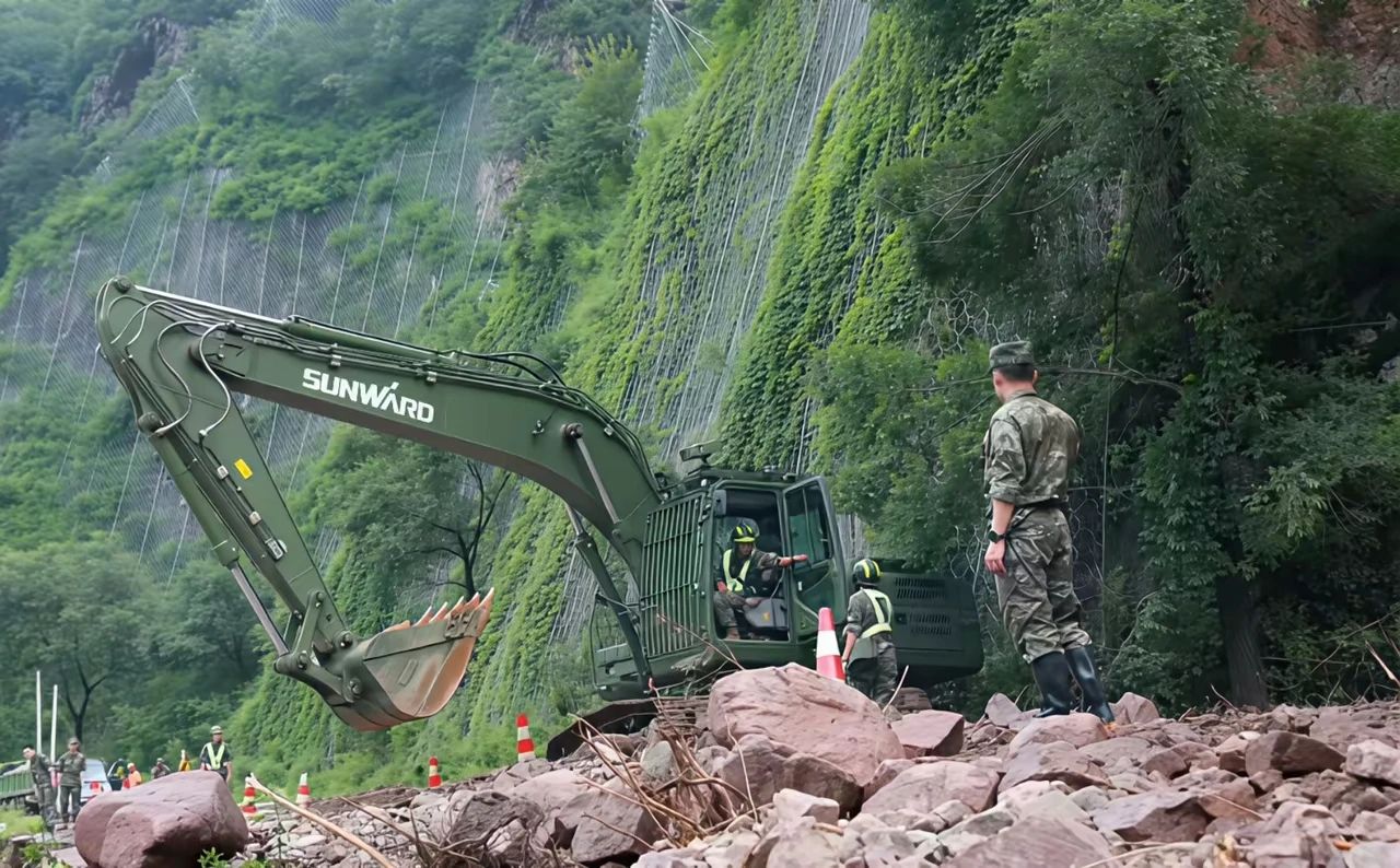 关注！山河智能应急救援装备助力武警冲锋北京暴雨抢险救灾一线！